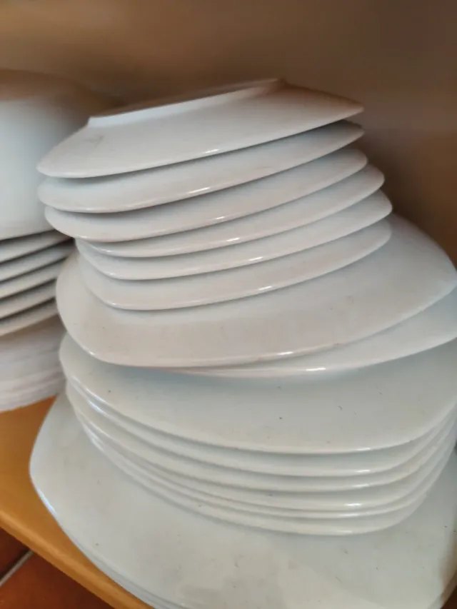 Juego de platos de cerámica.