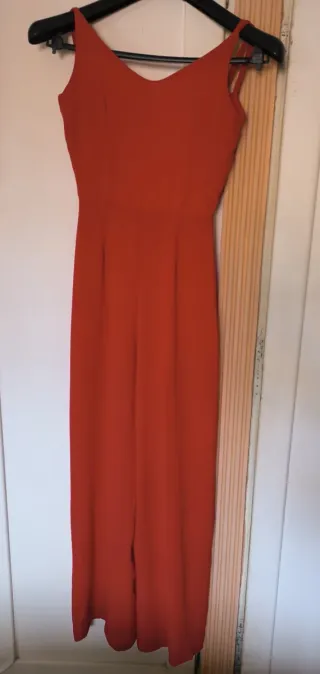 Mono rojo con escote en espalda