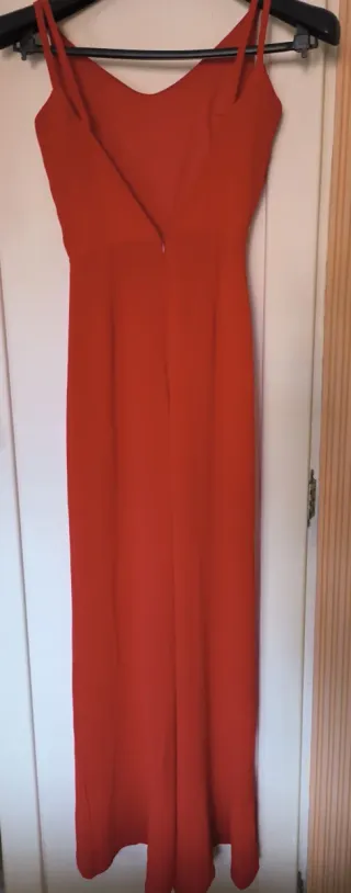 Mono rojo con escote en espalda