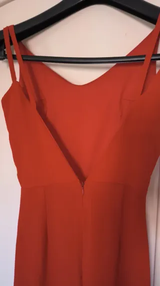 Mono rojo con escote en espalda