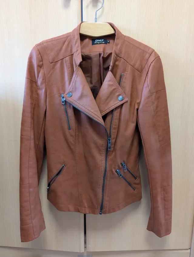 Chaqueta efecto piel ONLY marrón