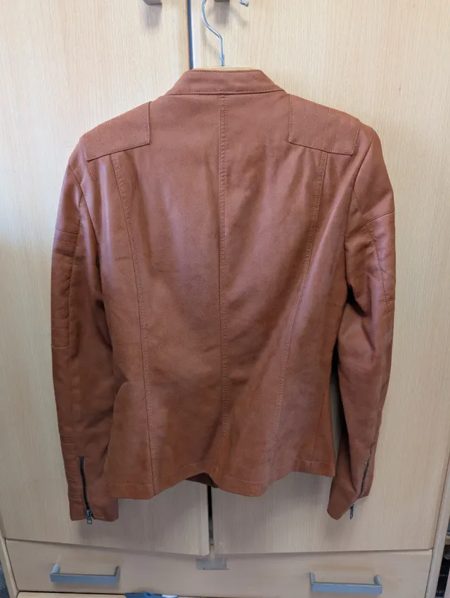 Chaqueta efecto piel ONLY marrón