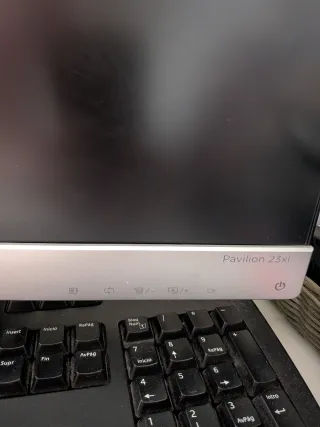 Monitor HP Pavilion 23xi y torre de ordenador