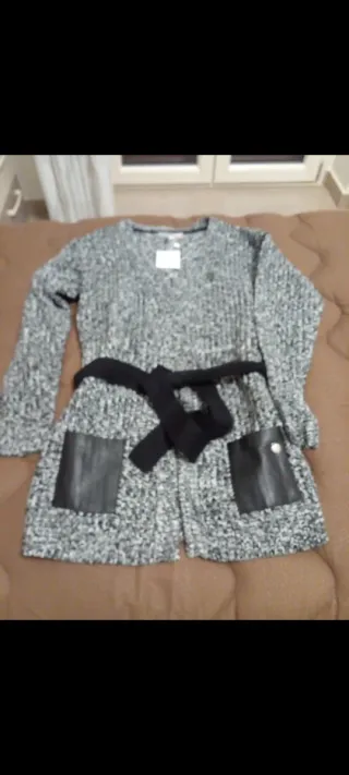 Cardigan bambina con cintura e tasche