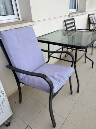 Mesa de jardín con 4 sillas y sombrilla