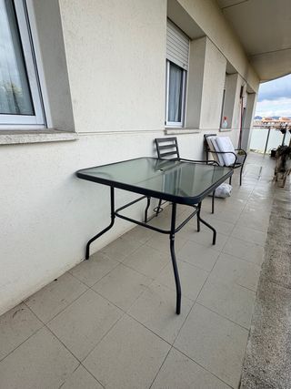 Mesa de jardín con 4 sillas y sombrilla