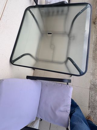 Mesa de jardín con 4 sillas y sombrilla