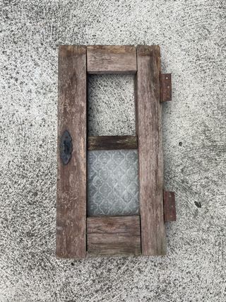 Antigua ventana de madera con cristal