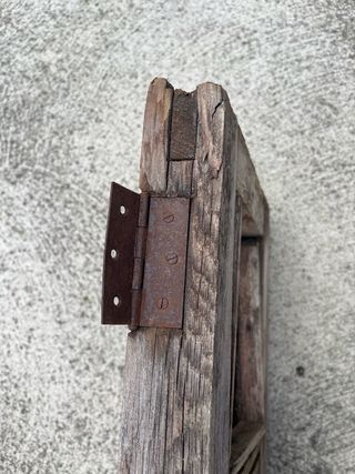 Antigua ventana de madera con cristal