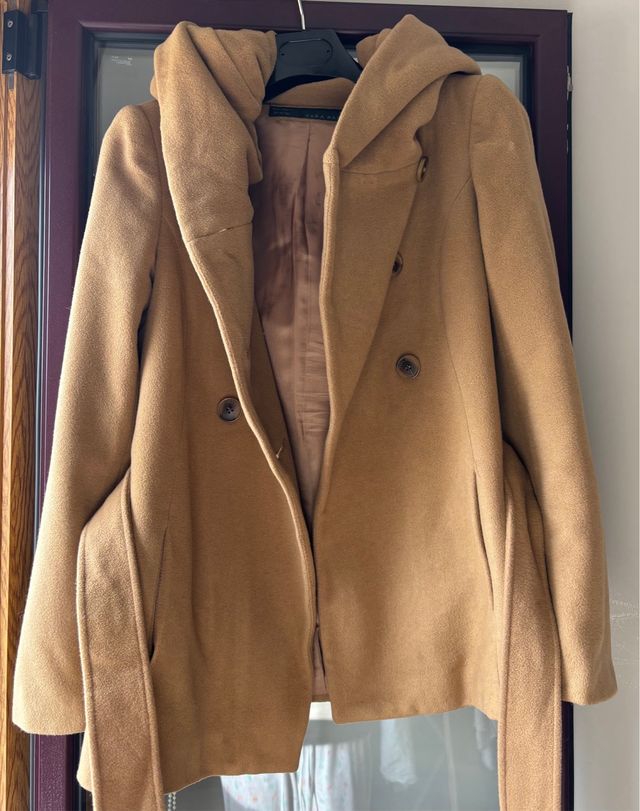 Abrigo marrón con capucha