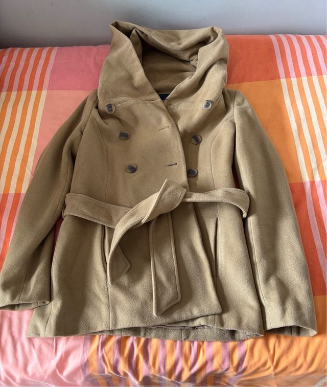 Abrigo marrón con capucha