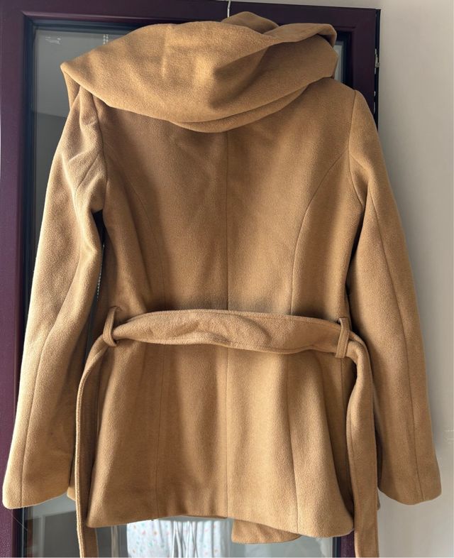Abrigo marrón con capucha