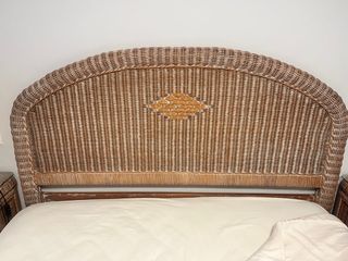 Cabecero, comodini e cassettiera in vimini e legno