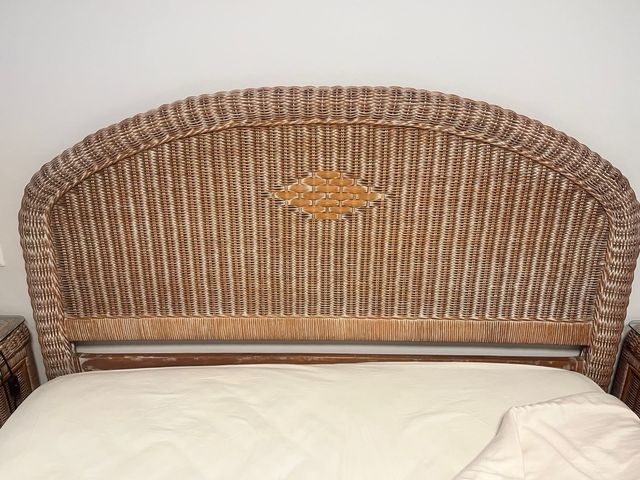 Cabecero, comodini e cassettiera in vimini e legno