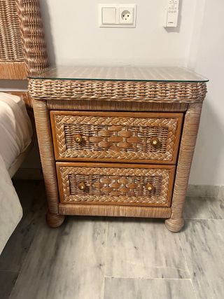 Cabecero, comodini e cassettiera in vimini e legno