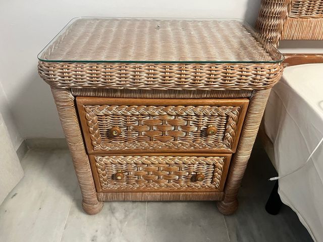 Cabecero, comodini e cassettiera in vimini e legno