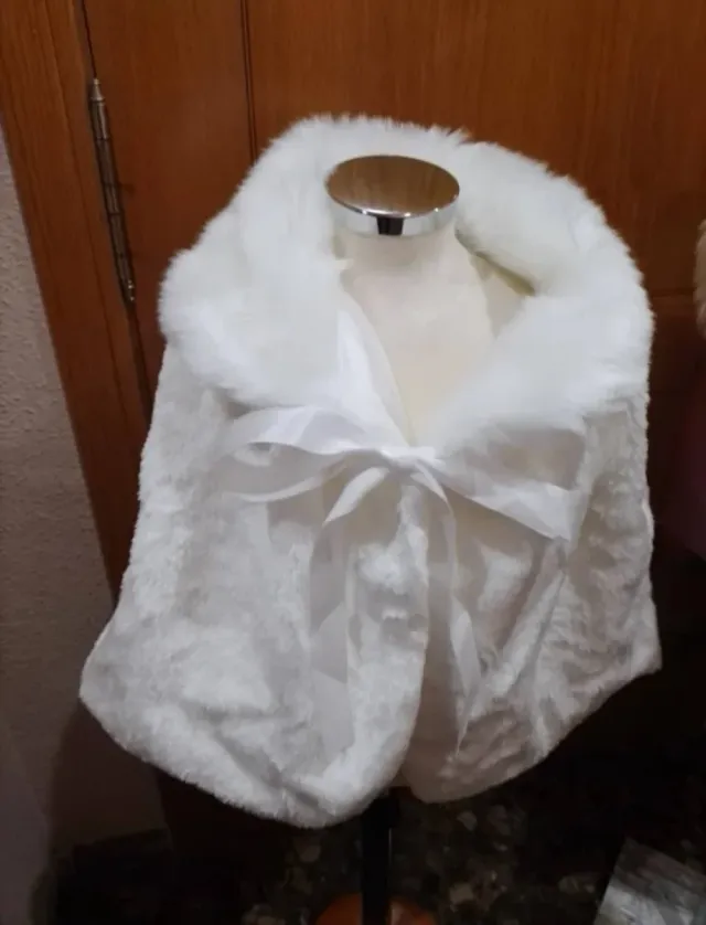 Capas de pelo sintético blanca Lee anuncio