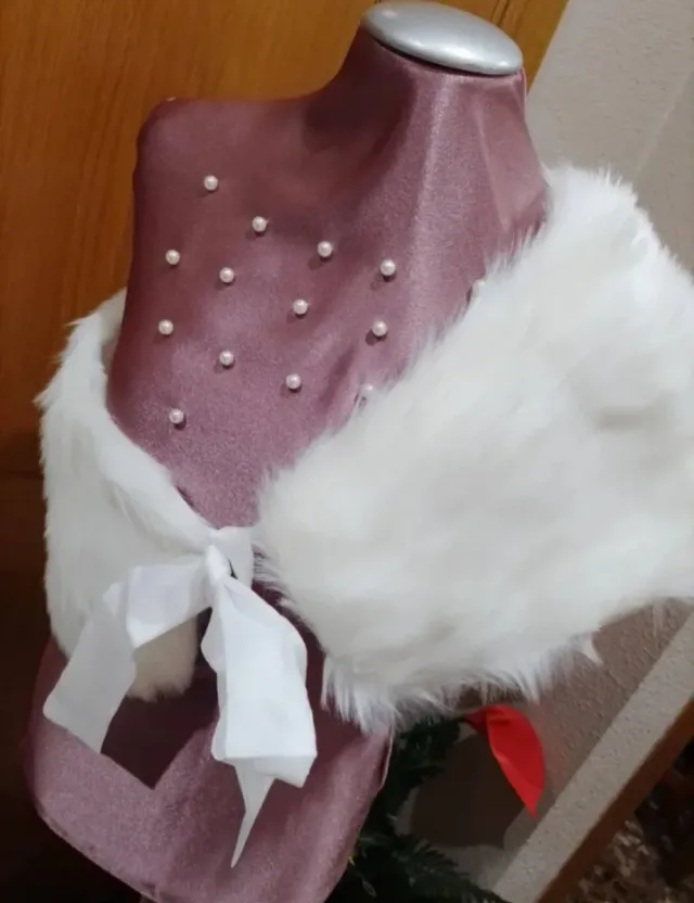 Capas de pelo sintético blanca Lee anuncio