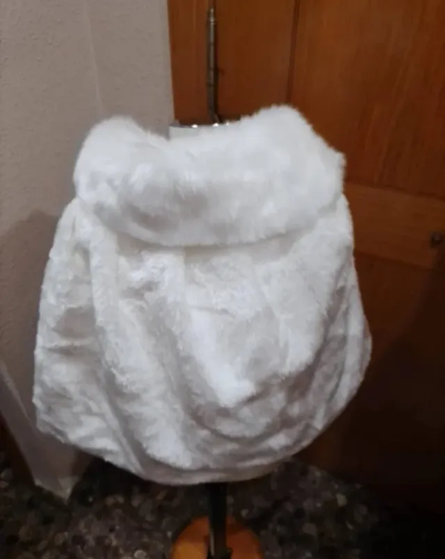 Capas de pelo sintético blanca Lee anuncio