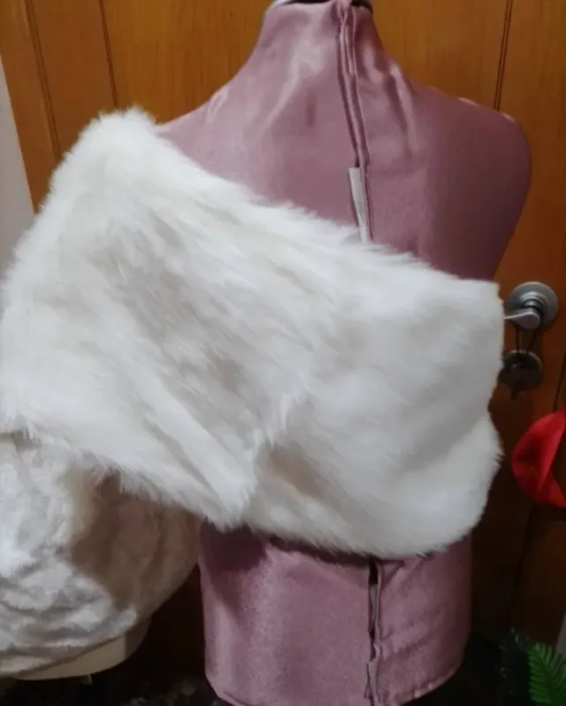 Capas de pelo sintético blanca Lee anuncio