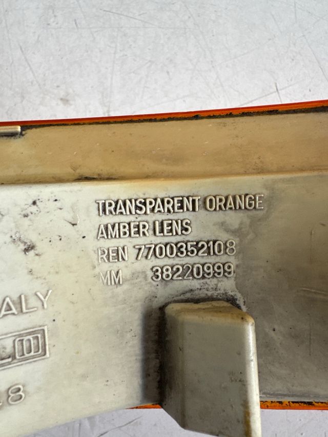 Intermitente derecho Renault Master ref:7700352108