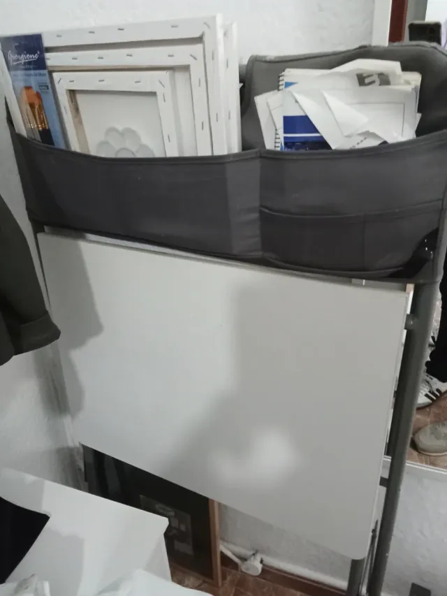 Escritorio abatible gris y blanco