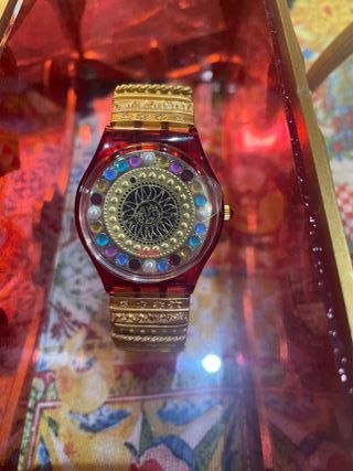 Orologio Swatch con quadrante solare e pietre