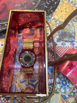 Orologio Swatch con quadrante solare e pietre