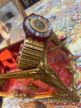 Orologio Swatch con quadrante solare e pietre