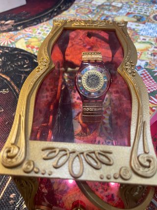 Orologio Swatch con quadrante solare e pietre