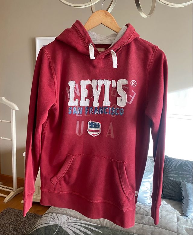 Sudadera Levi's burdeos.