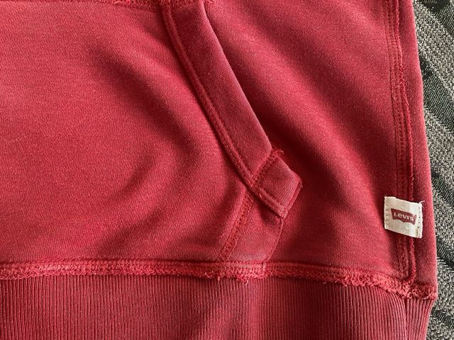 Sudadera Levi's burdeos.