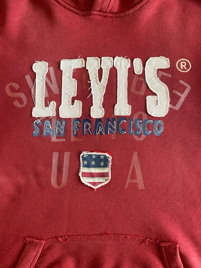 Sudadera Levi's burdeos.