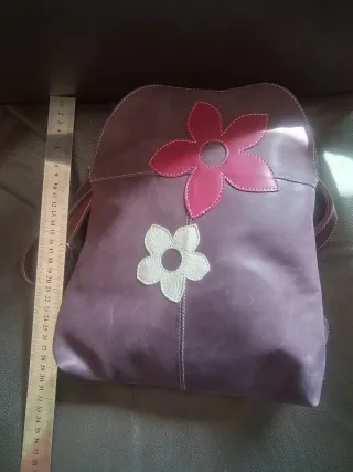 Mochila de piel con flores