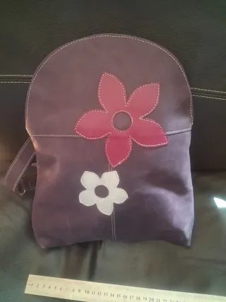 Mochila de piel con flores