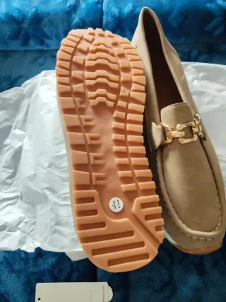 Zapatos planos beige con detalle dorado