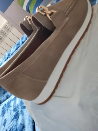 Zapatos planos beige con detalle dorado