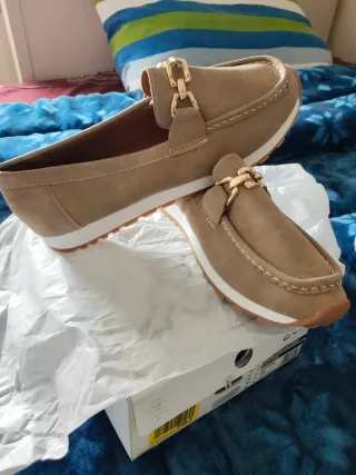 Zapatos planos beige con detalle dorado