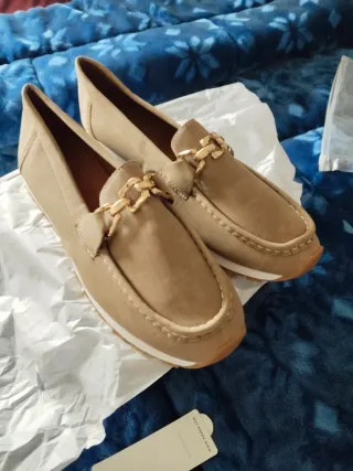 Zapatos planos beige con detalle dorado