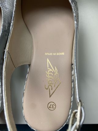 Zapatos Spiffy plateados y blancos para señora