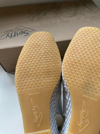 Zapatos Spiffy plateados y blancos para señora