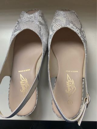 Zapatos Spiffy plateados y blancos para señora