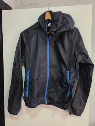 Paravientos negro y azul con capucha