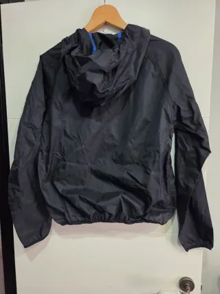 Paravientos negro y azul con capucha