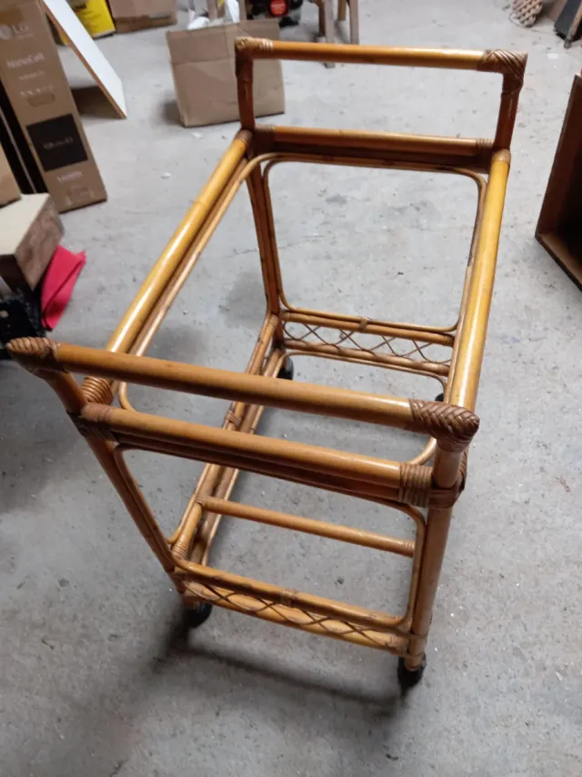 Carrito auxiliar de bambú con ruedas