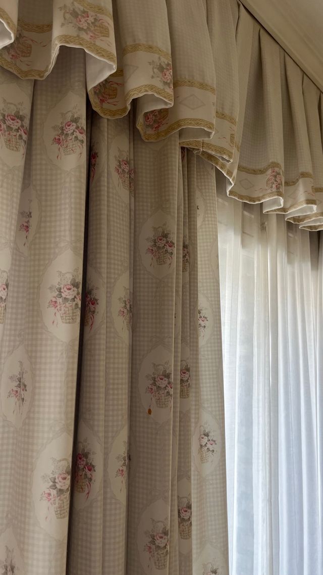 Conjunto Cortinas y Galería Estampado Floral