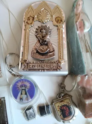 Figuras y objetos religiosos varios