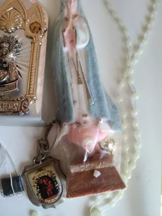 Figuras y objetos religiosos varios