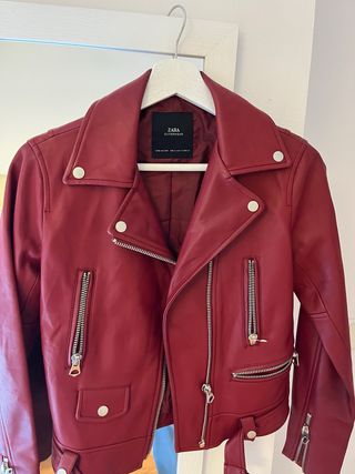 Cazadora polipiel roja Zara