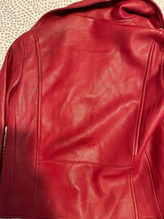 Cazadora polipiel roja Zara